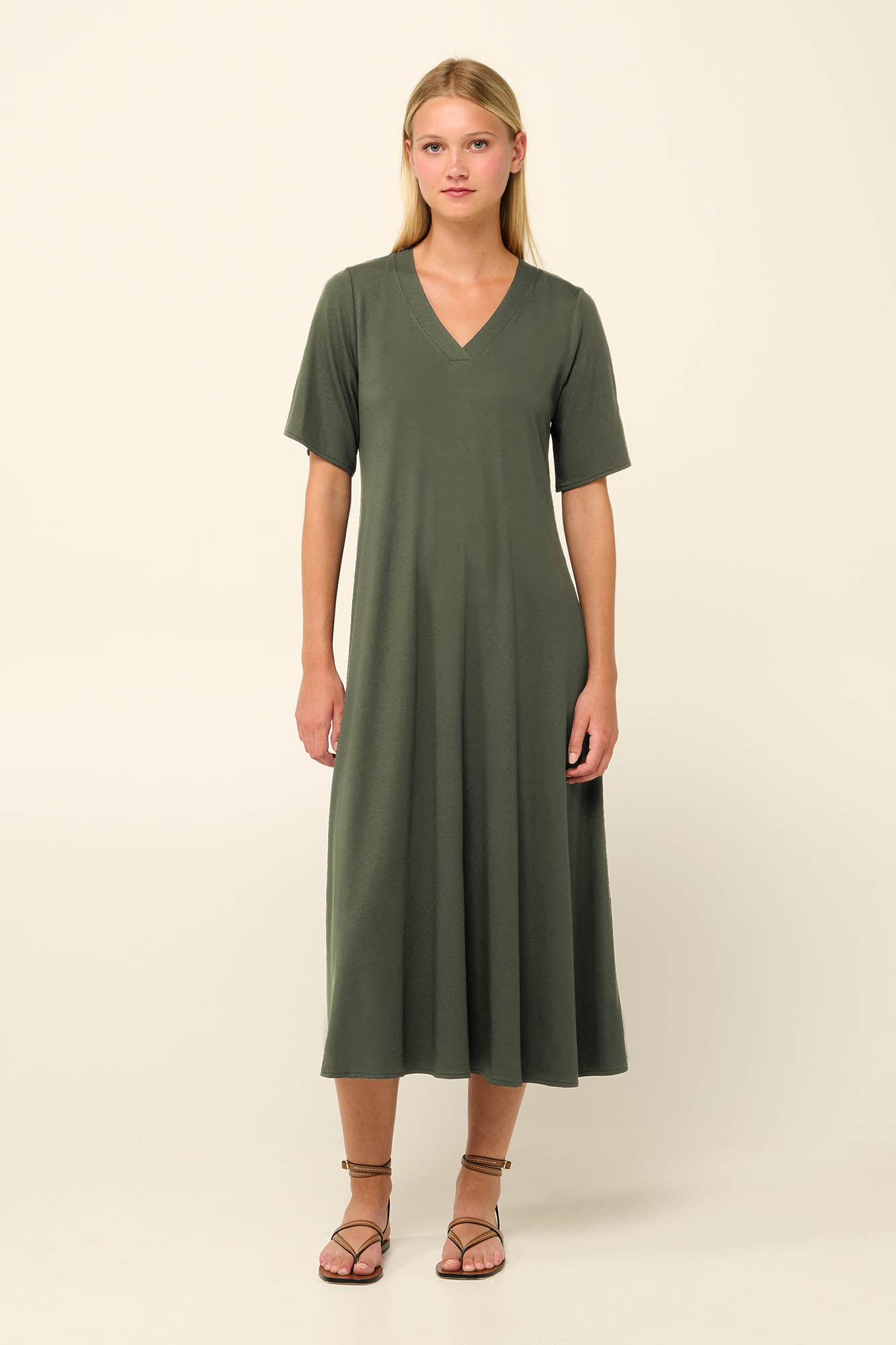 8_0121442869 Vamp - Μονόχρωμο Καλοκαιρινό Φόρεμα με V Λαιμόκοψη - Image 1