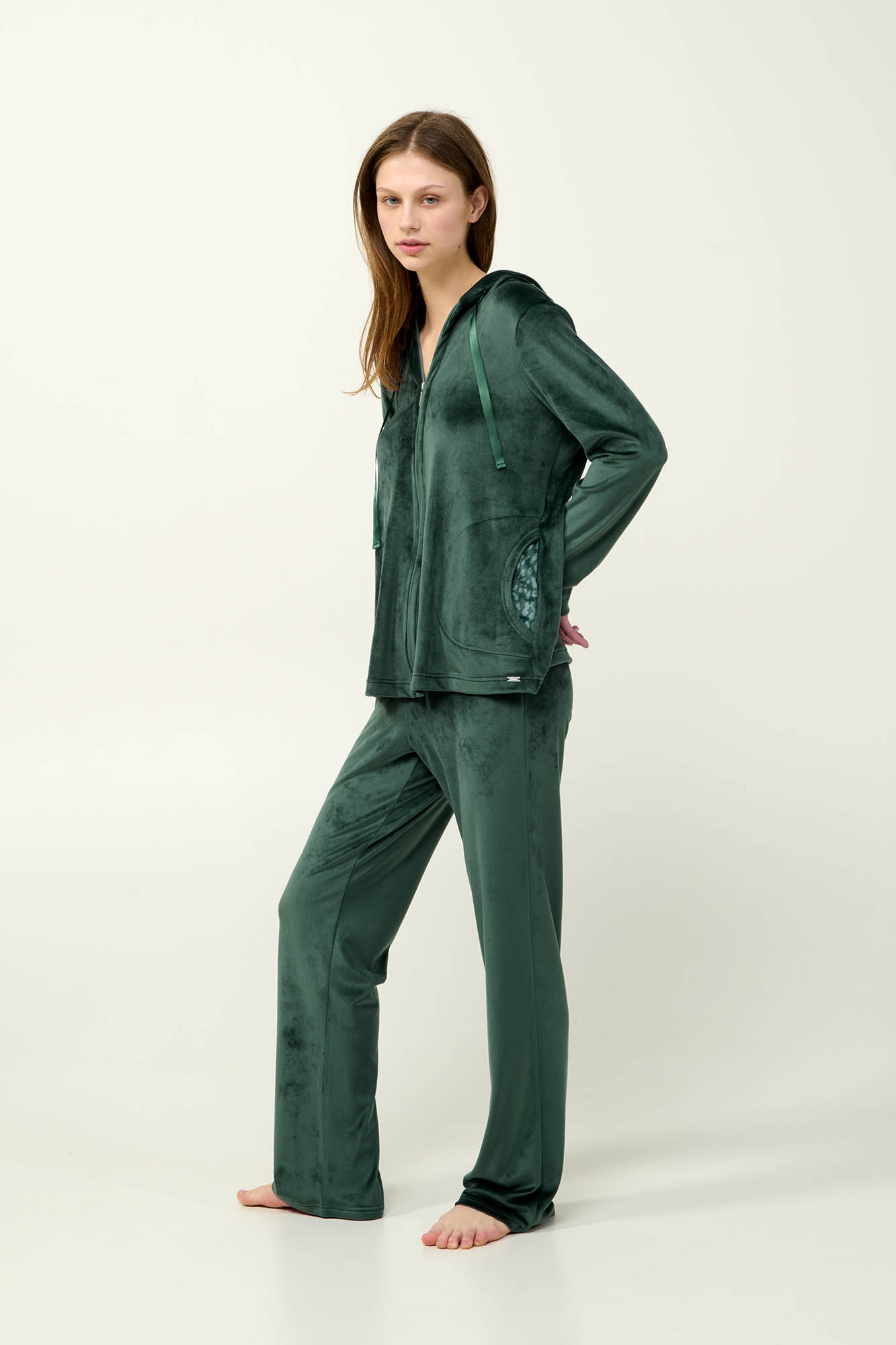 1_0556995681 Γυναικείο Velvet Lounge Set με Κουκούλα - Image 1