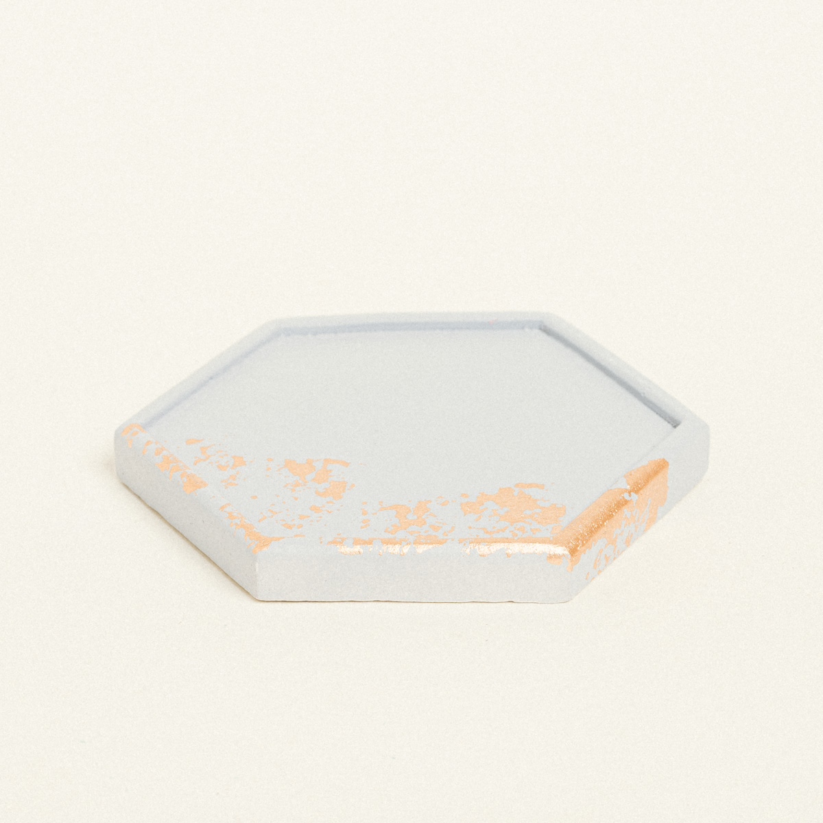 5299999153292-1 Beauty Home ΚΕΡΑΜΙΚΟ ΠΟΛΥΓΩΝΟ ΣΟΥΒΕΡ ΜΕ ΧΡΥΣΕΣ ΛΕΠΤΟΜΕΡΕΙΕΣ 9 x 10 X 1,2 cm ΓΚΡΙ / ΧΡΥΣΟ - Image 1