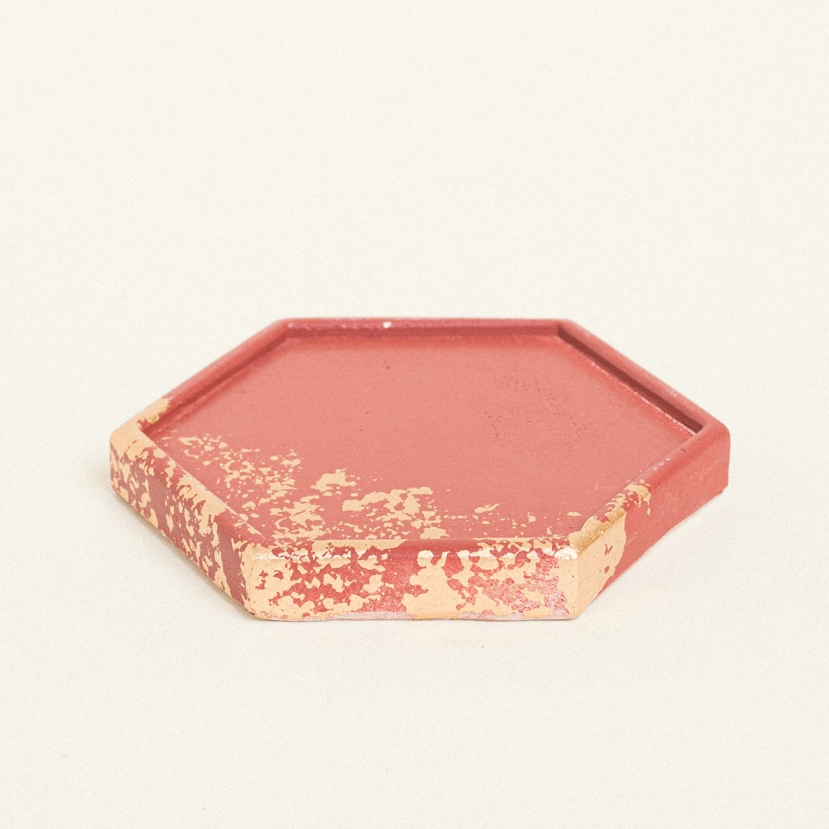 5299999153315-1 Beauty Home ΚΕΡΑΜΙΚΟ ΠΟΛΥΓΩΝΟ ΣΟΥΒΕΡ ΜΕ ΧΡΥΣΕΣ ΛΕΠΤΟΜΕΡΕΙΕΣ 9 x 10 X 1,2 cm ΜΠΟΡΝΤΟ / ΧΡΥΣΟ - Image 1