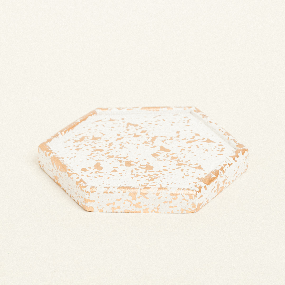 5299999153346-1 Beauty Home ΚΕΡΑΜΙΚΟ ΠΟΛΥΓΩΝΟ ΣΟΥΒΕΡ ΜΕ ΧΡΥΣΕΣ ΛΕΠΤΟΜΕΡΕΙΕΣ 9 x 10 X 1,2 cm ΛΕΥΚΟ / ΧΡΥΣΟ - Image 1