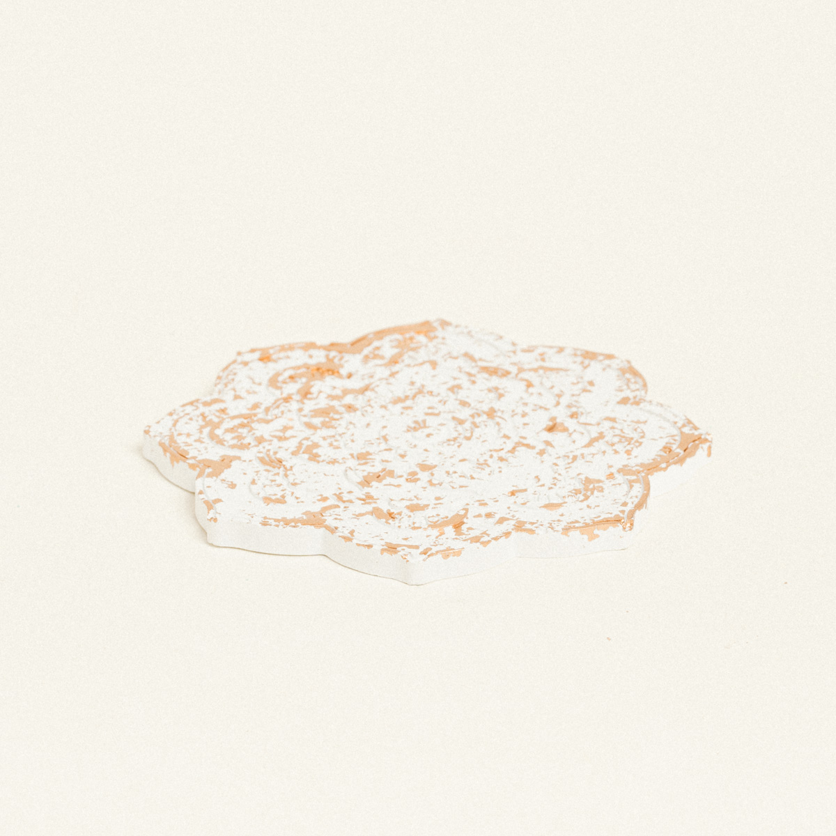 5299999153384-1 Beauty Home ΚΕΡΑΜΙΚΟ ΛΟΥΛΟΥΔΙ ΣΟΥΒΕΡ 10,5 x 11 x 1,2 cm ΛΕΥΚΟ / ΧΡΥΣΟ - Image 1