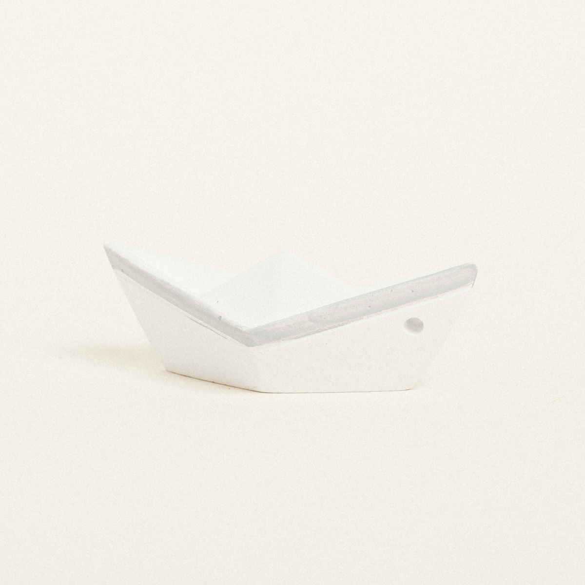 5299999153476-1 Beauty Home ΚΕΡΑΜΙΚΟ ΚΑΡΑΒΑΚΙ 7,5 x 3,5 x 3 cm ΛΕΥΚΟ / ΓΚΡΙ - Image 1