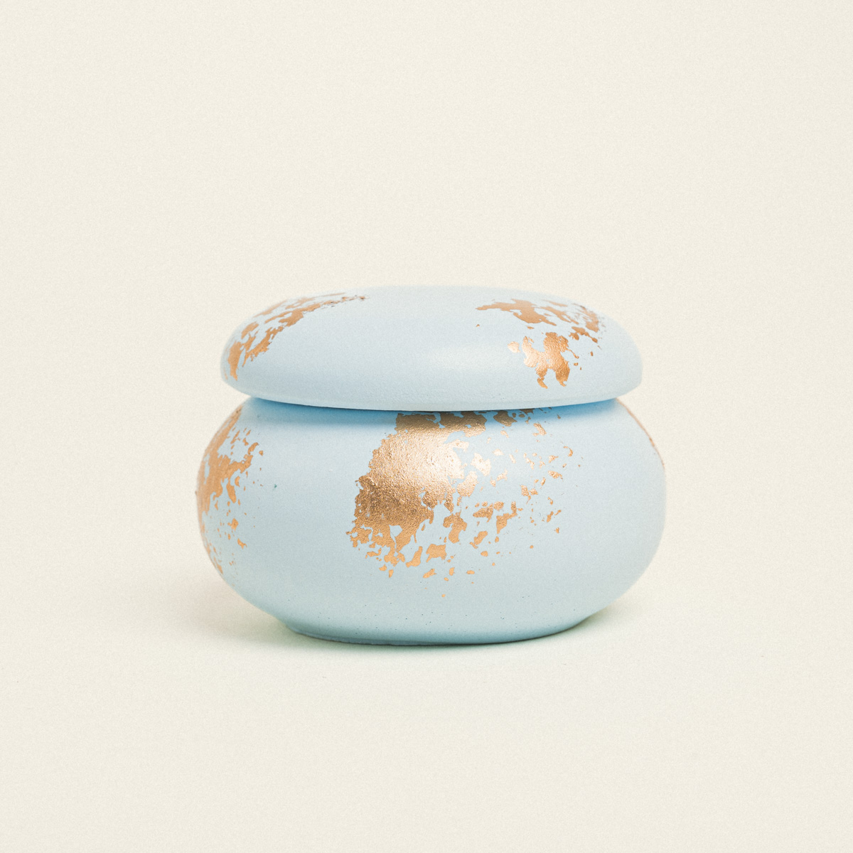 5299999248837-3 Beauty Home ΚΕΡΑΜΙΚΗ ΜΠΙΖΟΥΤΙΕΡΑ ΜΑΚΑΡΟΝ ΜΕ ΧΡΥΣΗ ΛΕΠΤΟΜΕΡΕΙΑ 6,5 x 5 cm ΓΚΡΙ / ΧΡΥΣΟ - Image 1