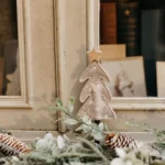 Beauty Home Δέντρο με Αστέρι σε Ξύλινη Βάση, Τσόχα Ταμπά και Λευκή Κεντητή Διακόσμηση 21 x 7,5 cm - Image 3