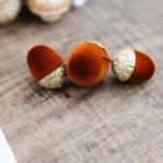 Beauty Home 6 βελανίδια βελούδινα κεχριμπαρί με χρυσό γκλίτερ 3 – 4.5 cm - Image 2