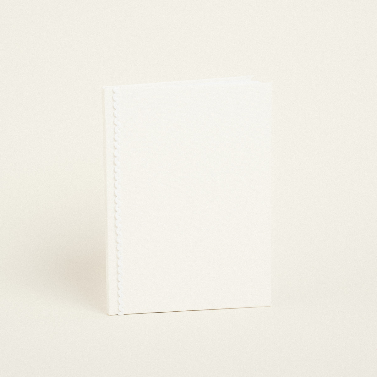 9a75e9c6-f86e-4ba7-9404-c203de48d67b Beauty Home ΒΙΒΛΙΟ ΕΥΧΩΝ ΜΟΝΟΧΡΩΜΟ PREMIUM ΕΚΡΟΥ ΟΡΘΙΟ 30 x 21,5 cm - Image 1