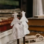 Beauty Home Δέντρο με Αστέρι σε Ξύλινη Βάση, Λευκή Τσόχα και Χρυσή Κεντητή Διακόσμηση 21 x 7,5 cm - Image 3