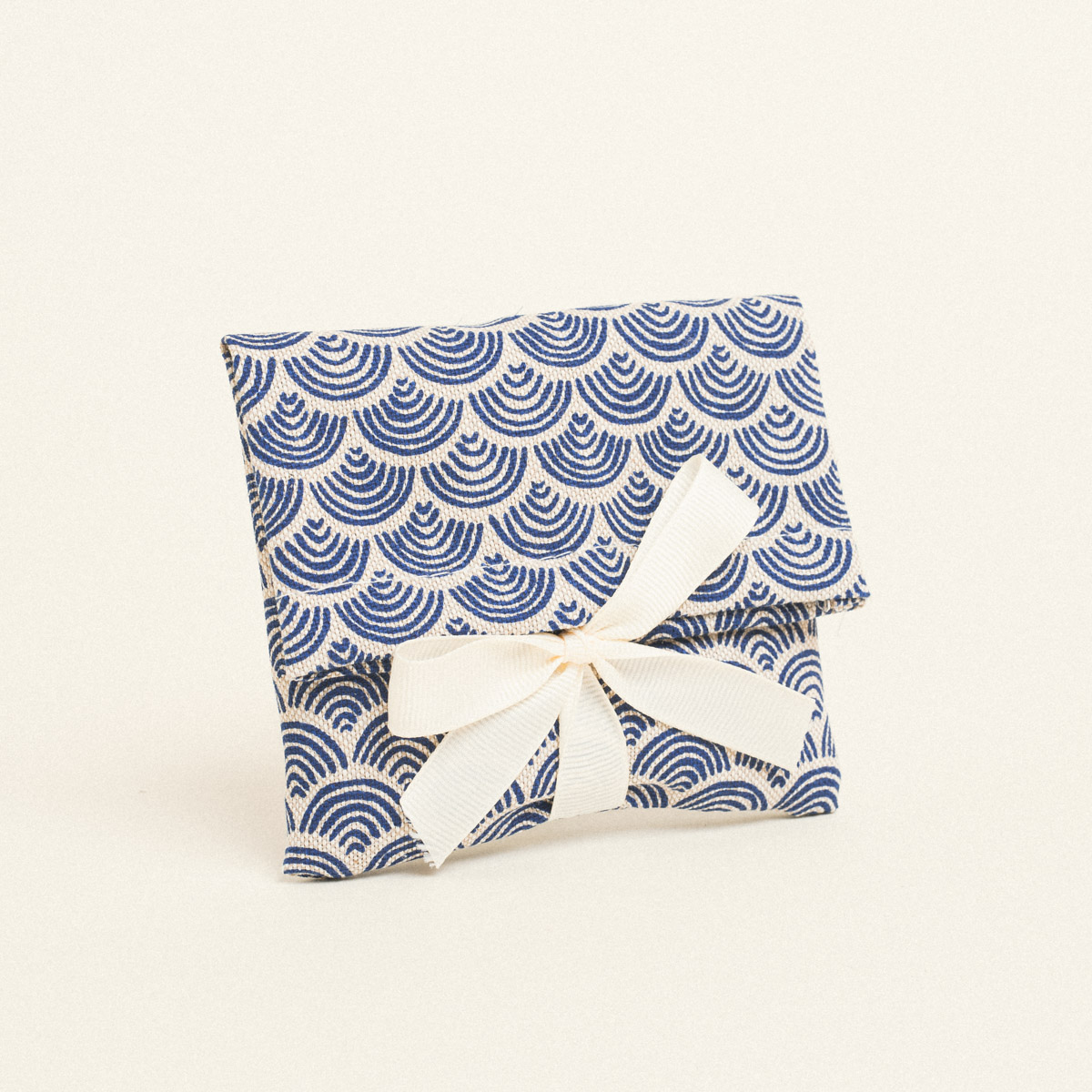 d975c4d3-d414-4e06-b375-f801ba6efe3e Beauty Home ΠΟΥΓΚΙ ΜΕ ΚΟΡΔΕΛΑ 12 x 17 cm ΜΙΝΙ ΜΠΛΕ ΚΥΜΑΤΑ - Image 1