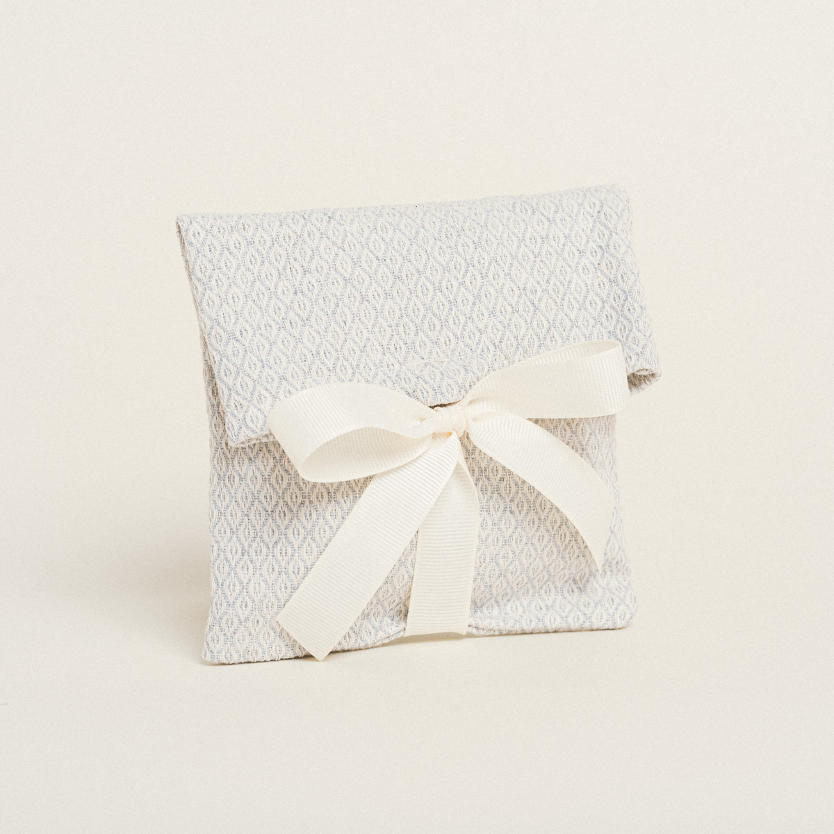 dc34d387-3bcc-4d77-90e7-22ca7b7bbdcf Beauty Home ΠΟΥΓΚΙ ΜΕ ΚΟΡΔΕΛΑ 12 x 17 cm ΚΕΝΤΗΜΑ ΡΟΜΒΟΣ ΓΚΡΙ - Image 1