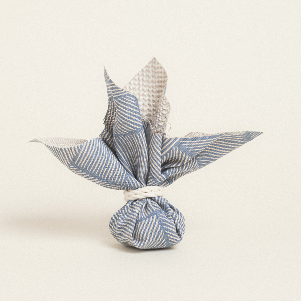 dfa77752-4b72-434e-8a12-1bf11414c92d Beauty Home ΜΑΝΤΗΛΙ 27 x 27 cm ΔΙΑΓΩΝΙΕΣ ΓΡΑΜΜΕΣ ΜΠΛΕ - Image 1