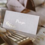 Beauty Home 10 χάρτινες ετικέτες θέσης με εφέ λινού με κορδόνι Μπεζ και χρυσό χαρτί 8 x 4 cm - Image 2