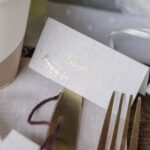 Beauty Home 10 χάρτινες ετικέτες θέσης με εφέ λινού με κορδόνι Μπεζ και χρυσό χαρτί 8 x 4 cm - Image 3