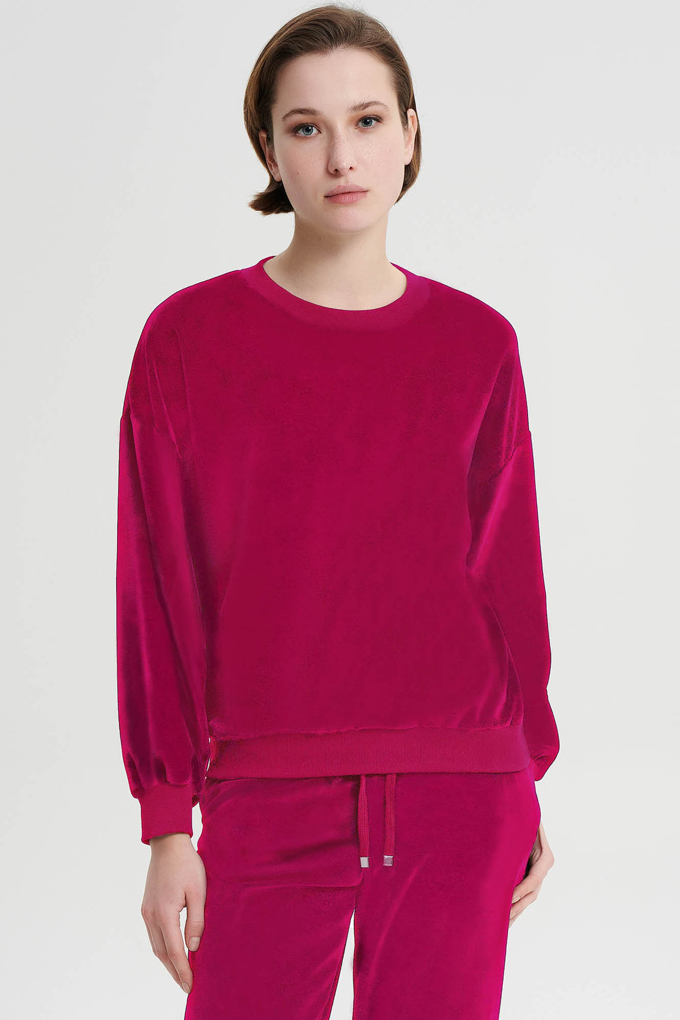 Μονόχρωμη Φόρμα με Λαιμόκοψη