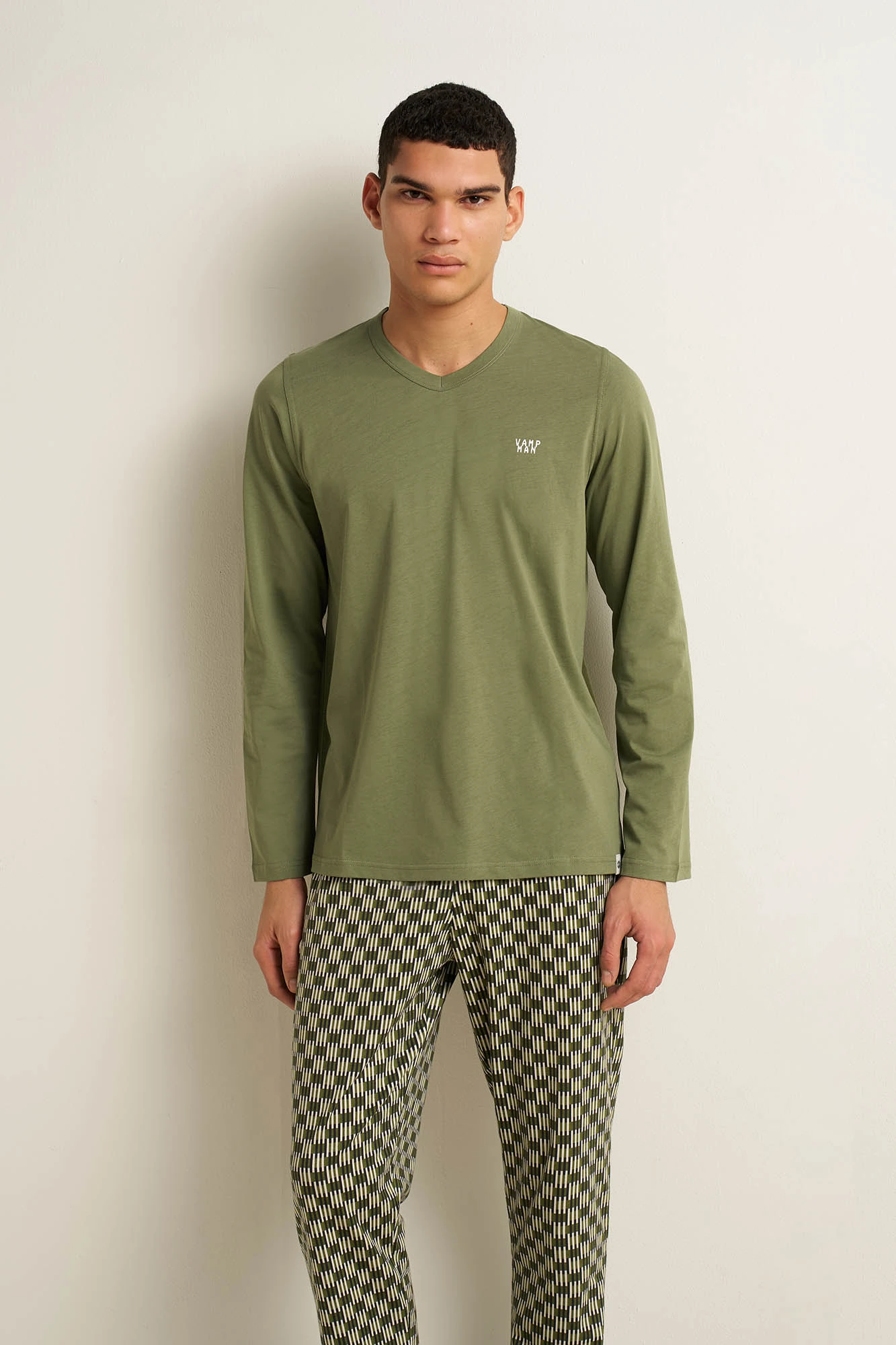 Ανδρική Βαμβακερή Πυτζάμα με V Λαιμόκοψη