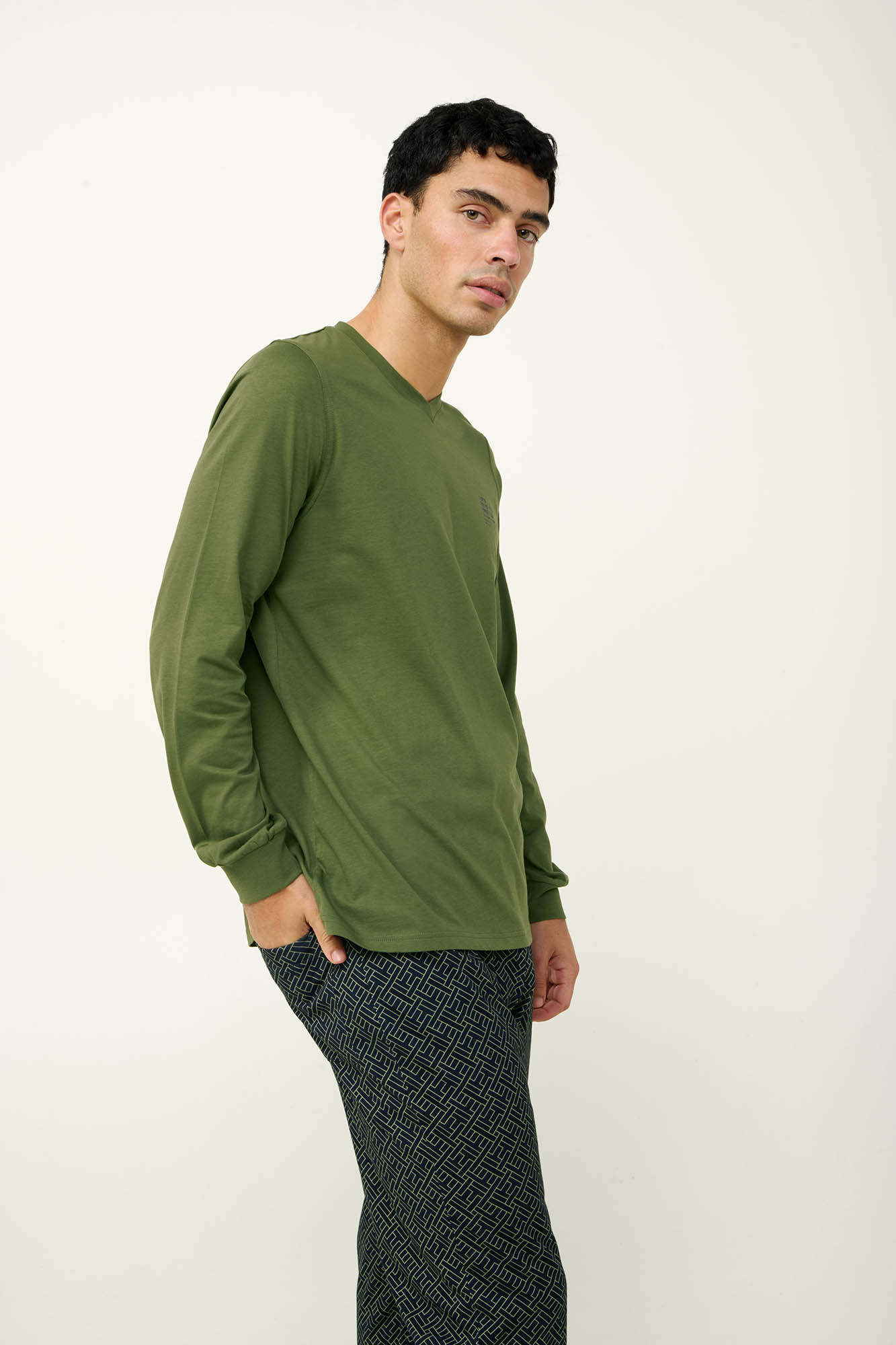 Ανδρική Βαμβακερή Πυτζάμα με V Λαιμόκοψη