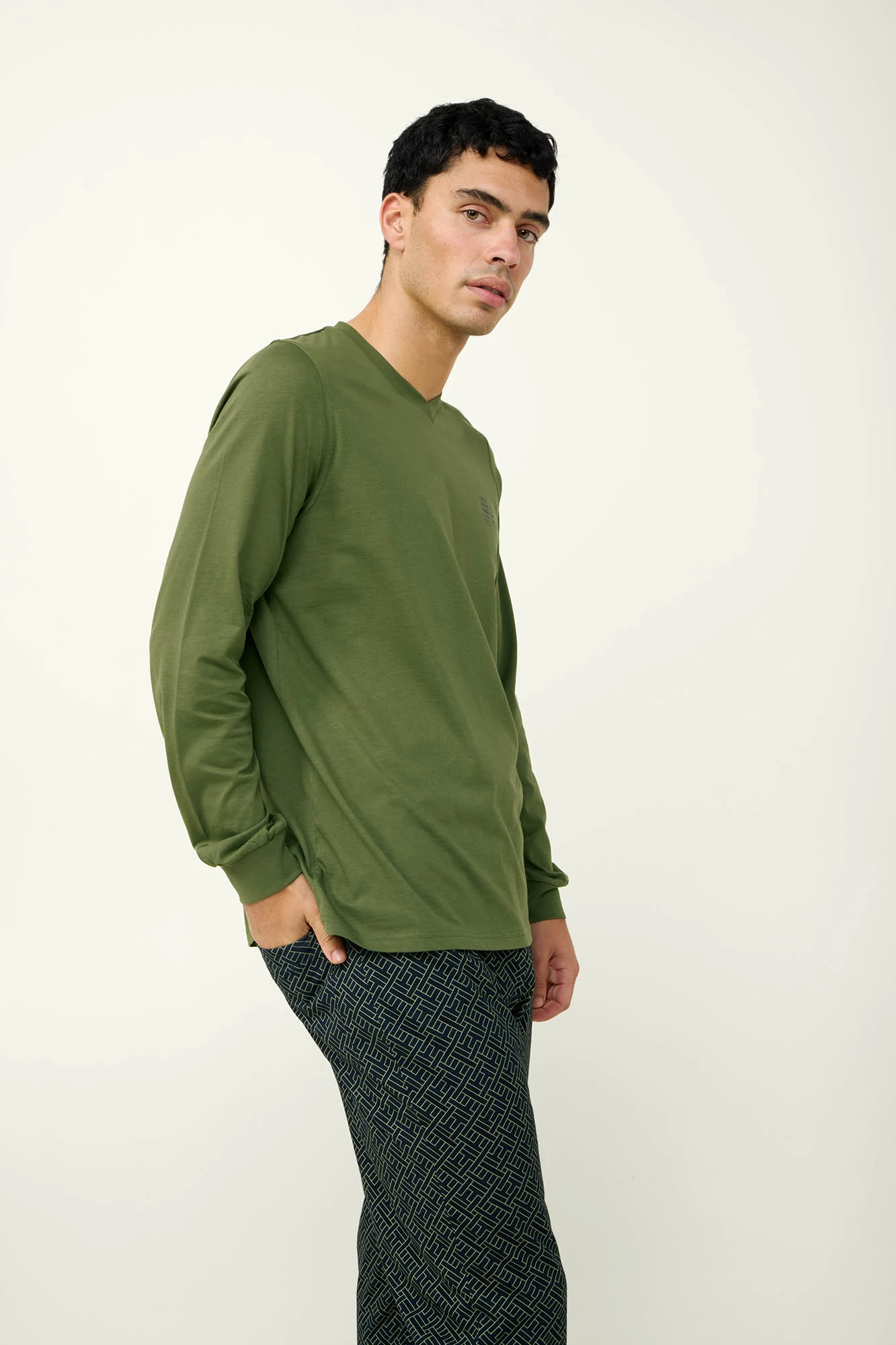 Ανδρική Βαμβακερή Πυτζάμα με V Λαιμόκοψη
