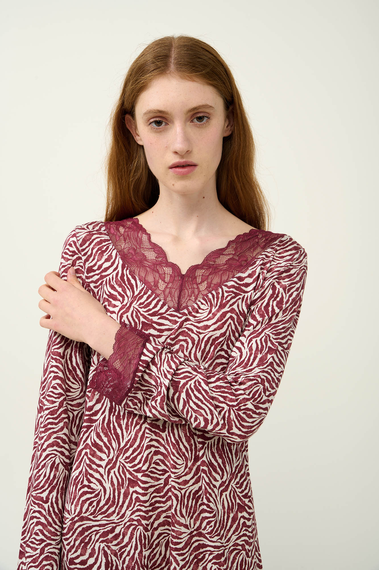 3_0244911953 Micromodal Νυχτικό με Δαντέλα