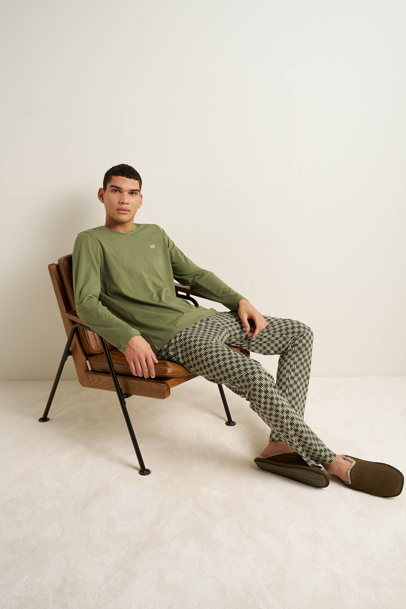 Ανδρική Βαμβακερή Πυτζάμα με V Λαιμόκοψη