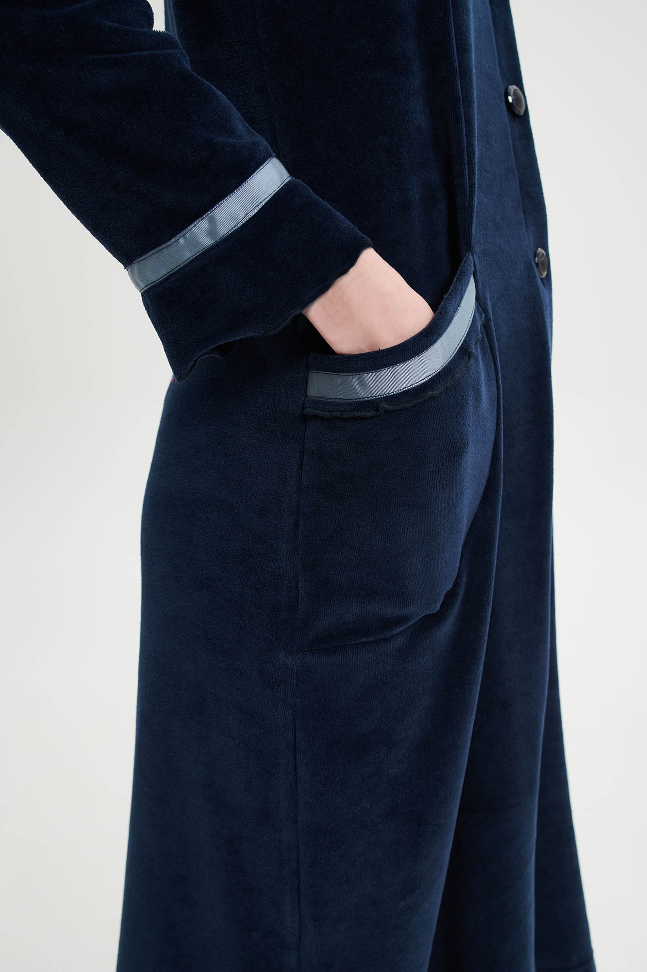 Μονόχρωμη Κουμπωτή Ρόμπα