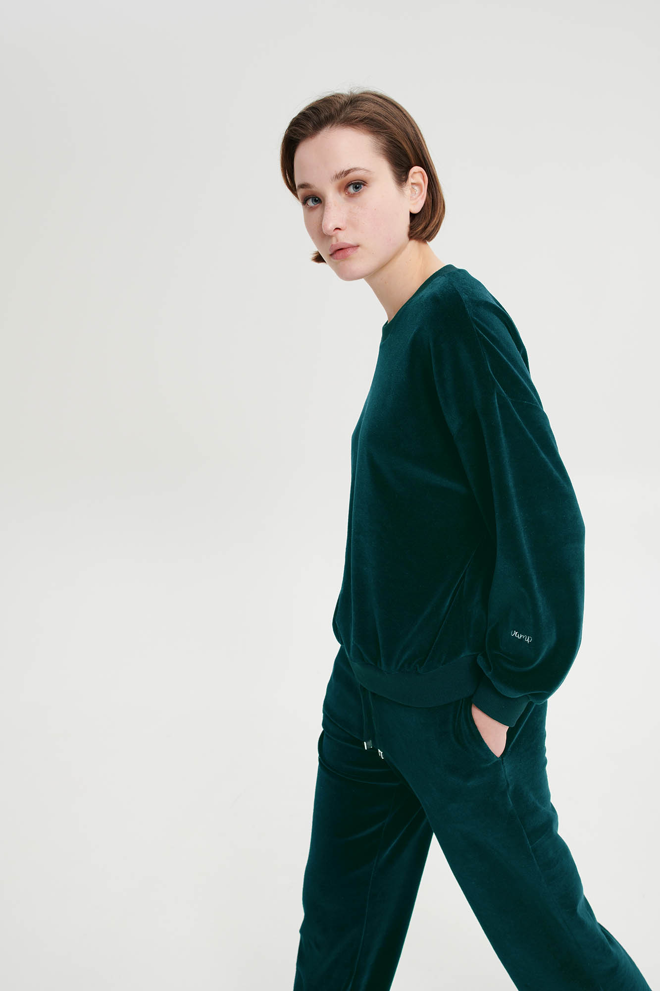 Μονόχρωμη Φόρμα με Λαιμόκοψη