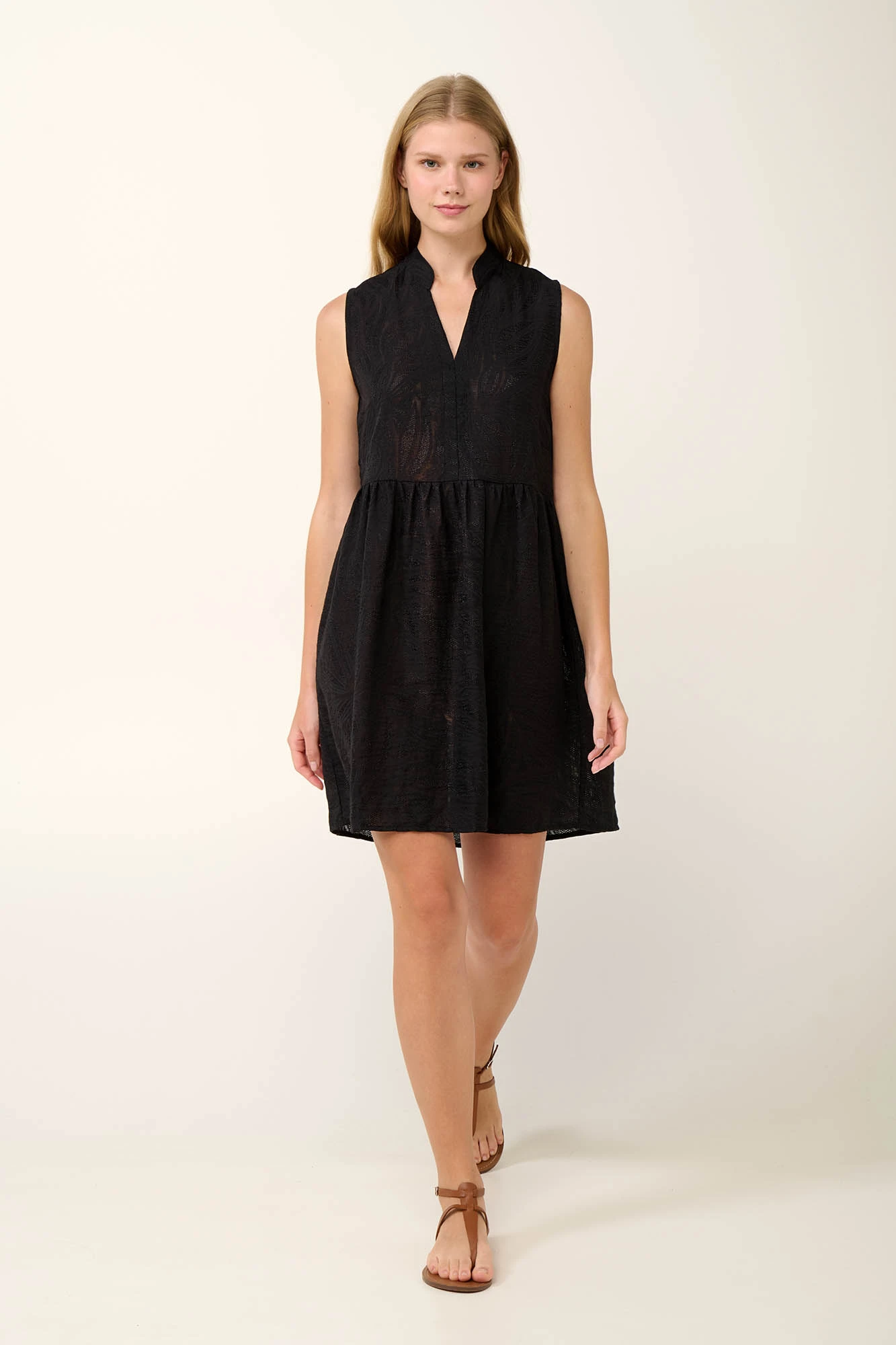 Καλοκαιρινό Διάτρητο Φόρεμα με V Λαιμόκοψη