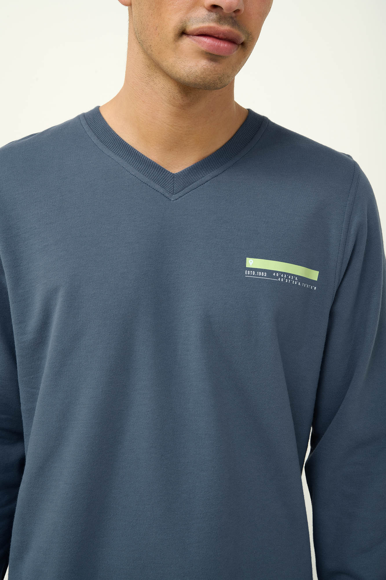 Ανδρική Φούτερ Φόρμα με V Λαιμόκοψη